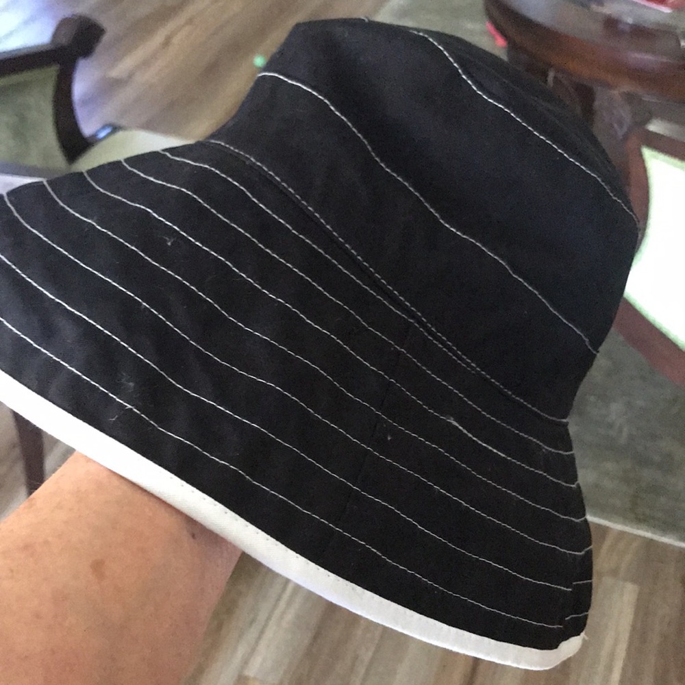 BUCKET HAT BLACK/WHITE EUC! - Picture 2 of 6
